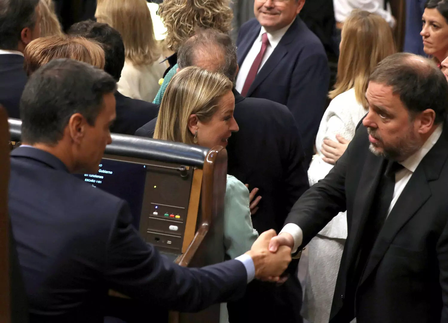 AnyConv.com__saludo-pedro-sanchez-oriol-junqueras-congreso-diputados-210519